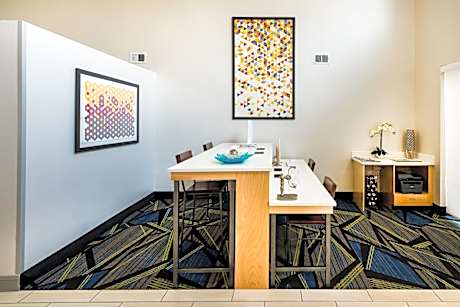Holiday Inn Express & Suites Charlotte Arpt-Belmont By IHG
