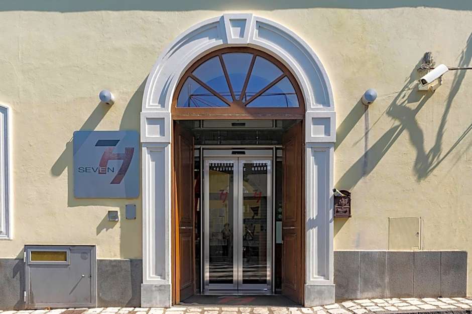 Seven Hostel & Rooms