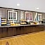 La Quinta Inn & Suites by Wyndham Detroit Metro Airport