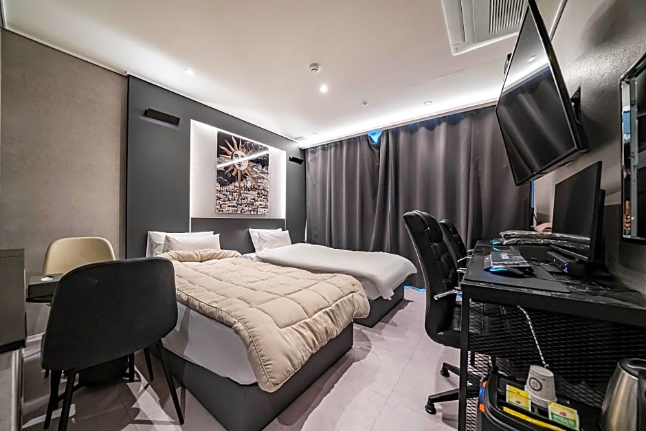 Hotel Hermes at Yongin Everland Station