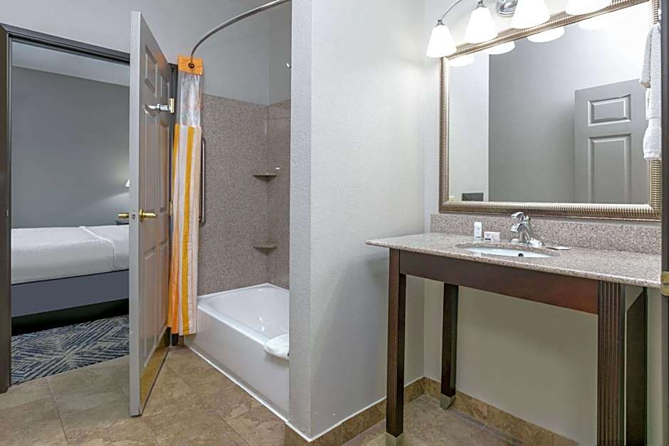 La Quinta Inn & Suites by Wyndham Tulsa Airport