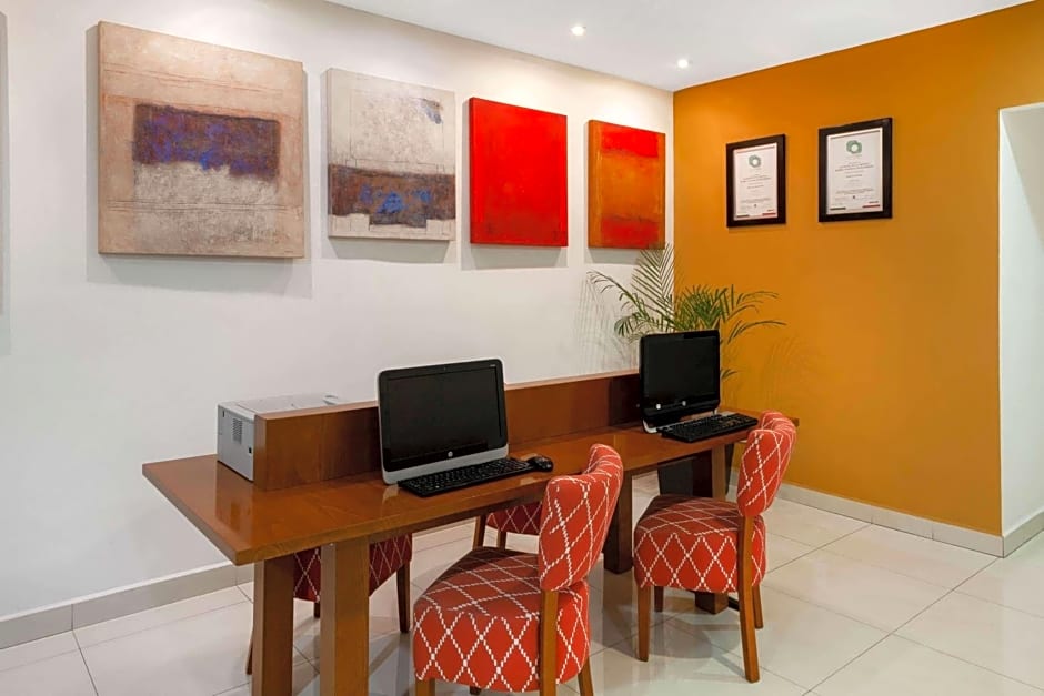 La Quinta Inn & Suites by Wyndham Puebla Palmas