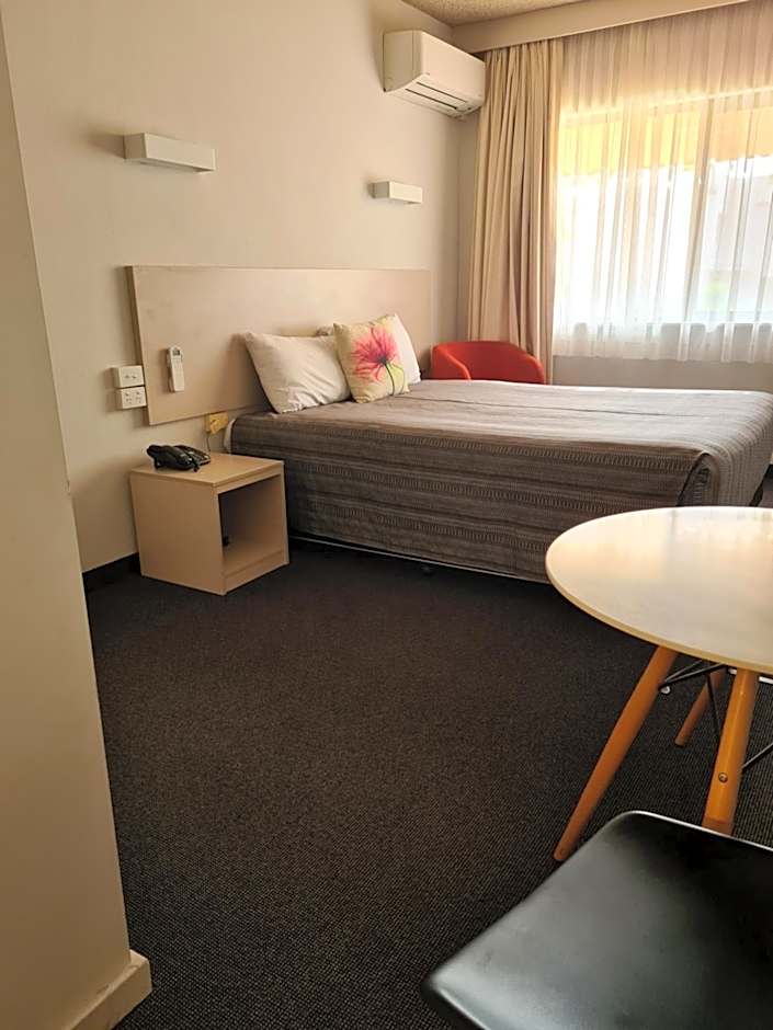 Belconnen Way Hotel & Serviced Apartments