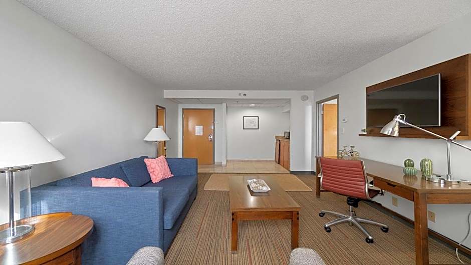 315 LoSo Hotel Airport