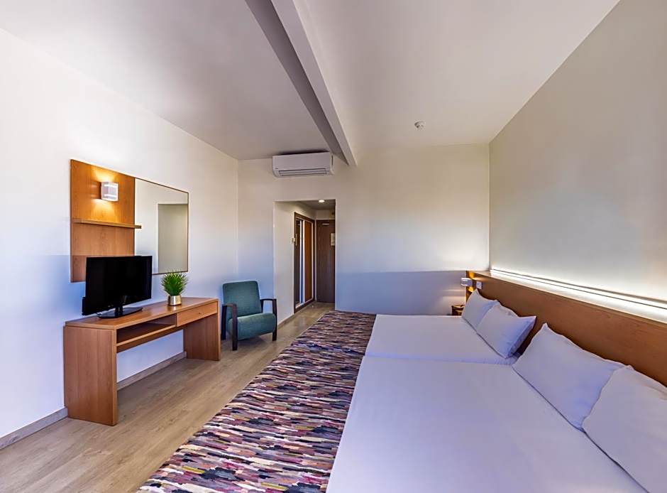 Hotel Alone