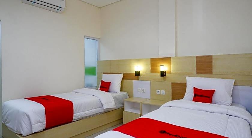 RedDoorz Plus near Pasar Gede Solo