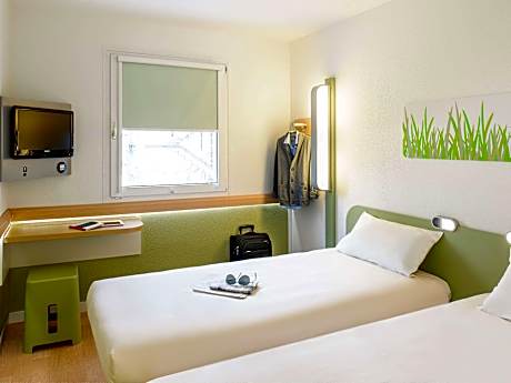 Superior non-smoking room in a new design with 2 single size beds and a bathroom with shower