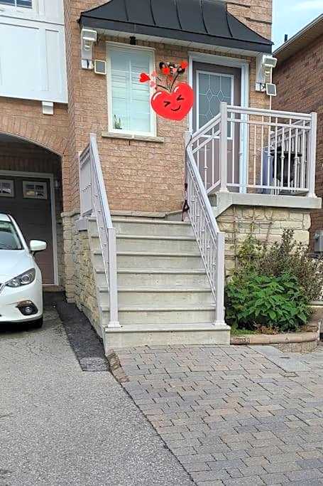 Top Floor of House in S Vaughan All to Yourself