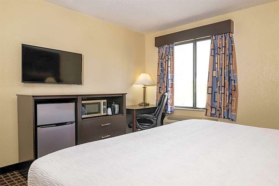 Baymont Inn & Suites by Wyndham Mukwonago