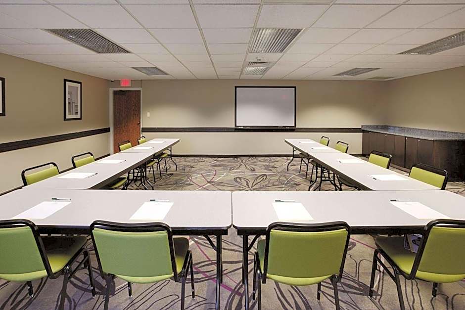 La Quinta Inn & Suites by Wyndham Detroit Metro Airport