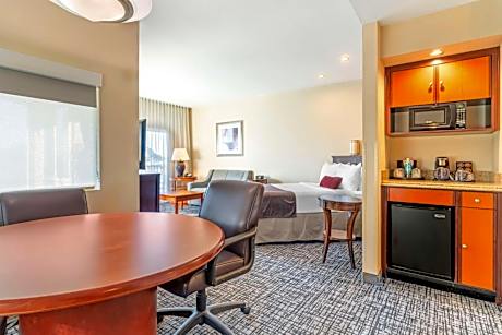 Queen Room with Balcony - Water View