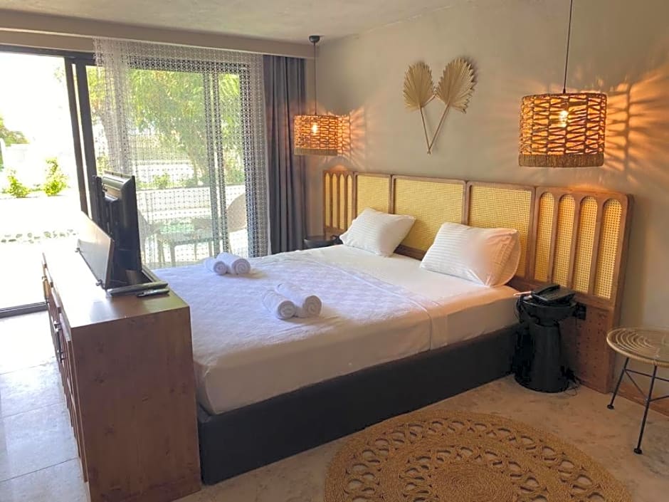 Icon Beach Suites Hotel Sovalye Island
