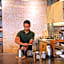 Thonglor travellers' hostel and cafe'