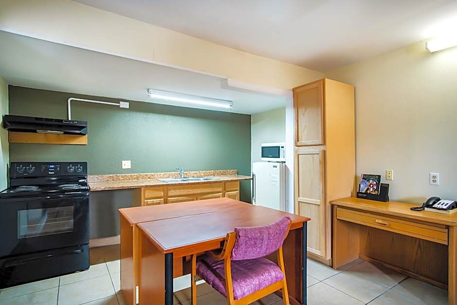 OYO Hotel Hutchinson KS West 4th Ave