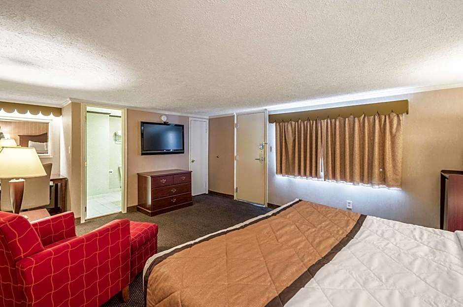 Photo 1 of 6 of 1 King Bed, Smoking