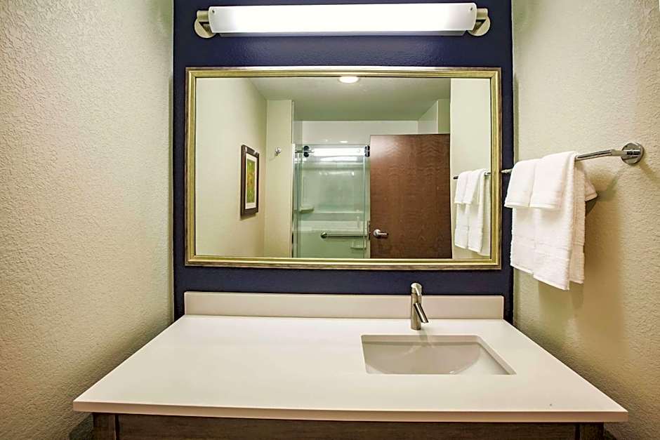 La Quinta Inn & Suites by Wyndham Wichita Northeast