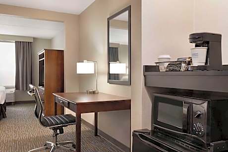 King Room with Roll-In Shower - Mobility/Hearing Accessible - Non-Smoking