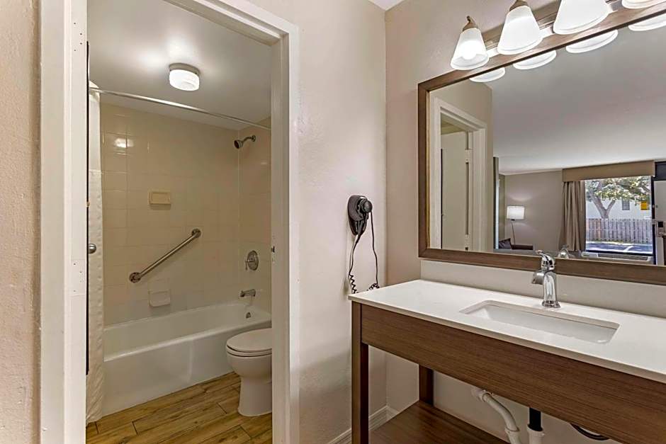 Quality Inn & Suites St Augustine Beach Area