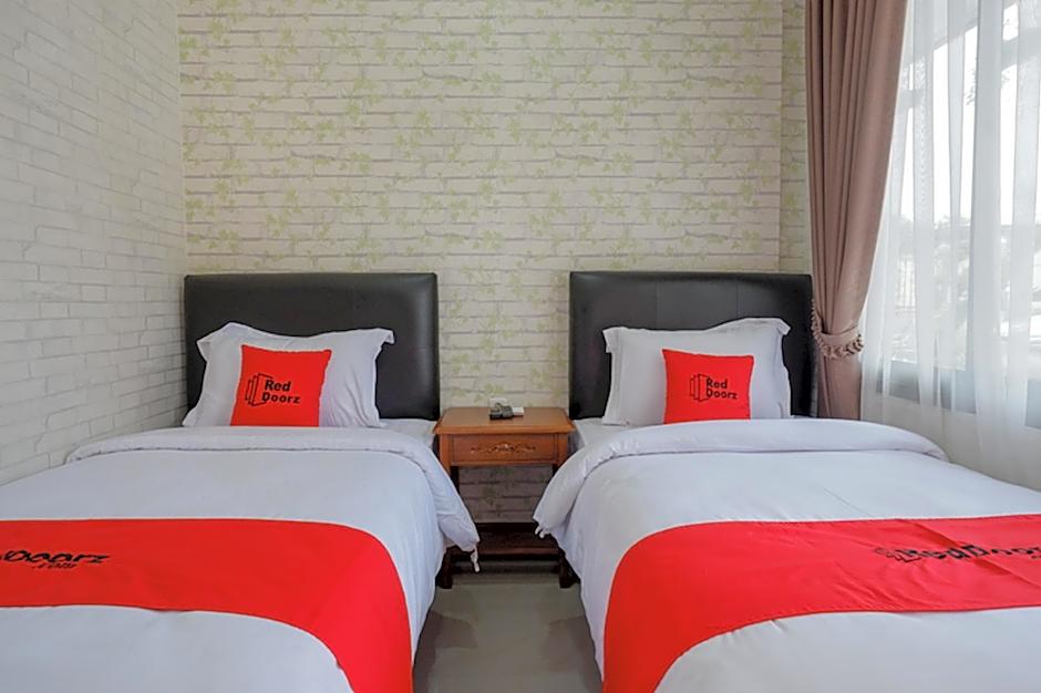 RedDoorz @ Jalan Majapahit Semarang