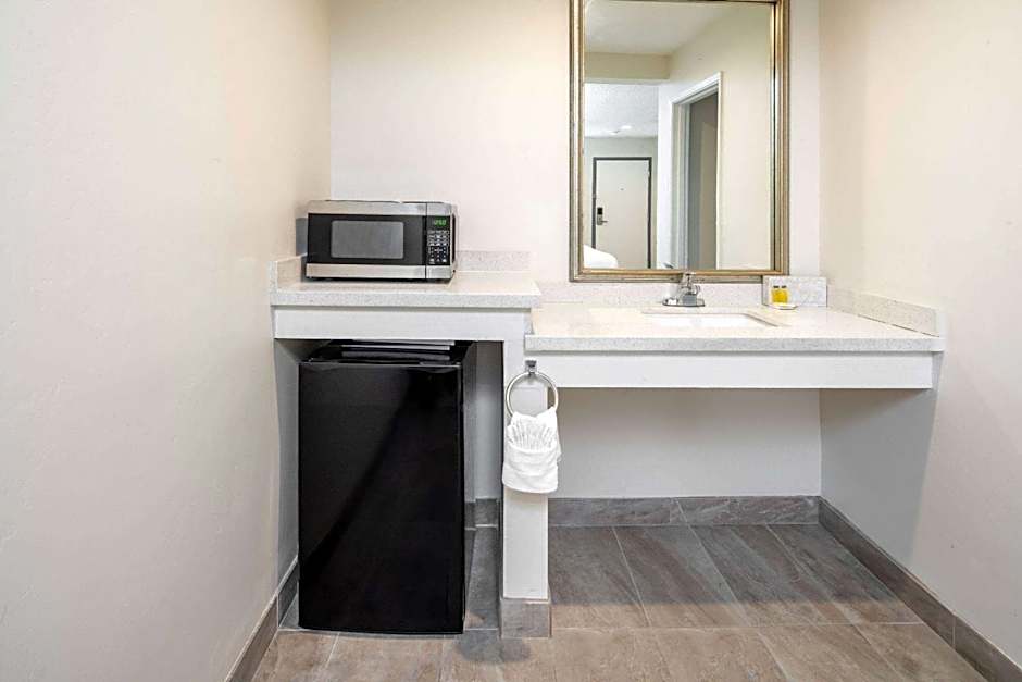 Super 8 by Wyndham Bakersfield CA