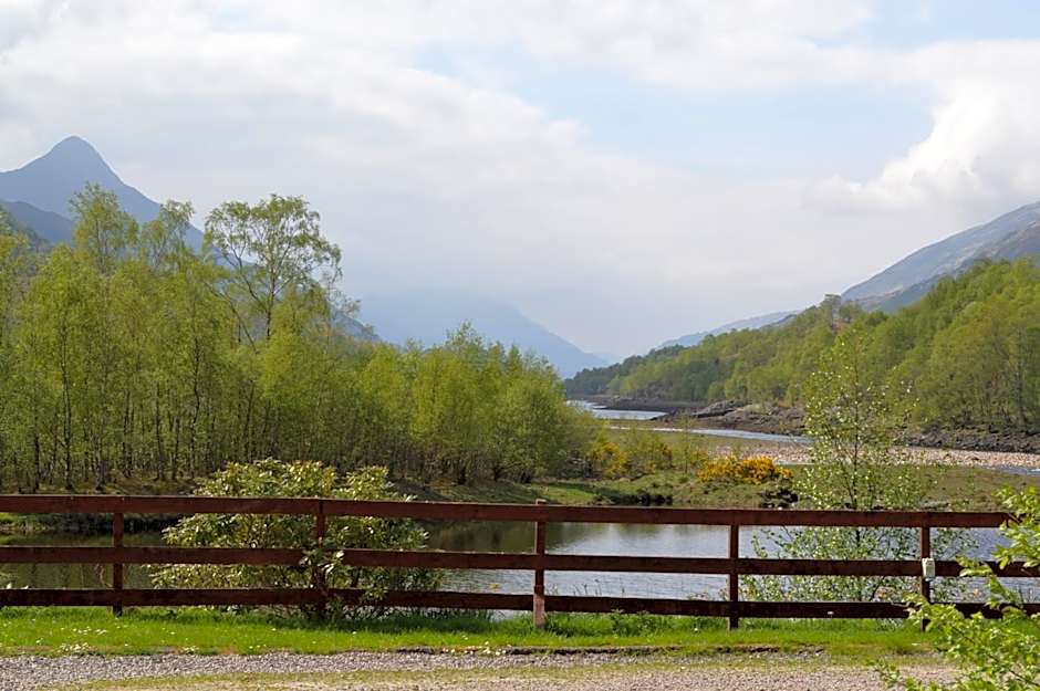 MacDonald Hotel & Cabins