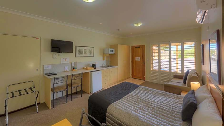 Country Roads Motor Inn