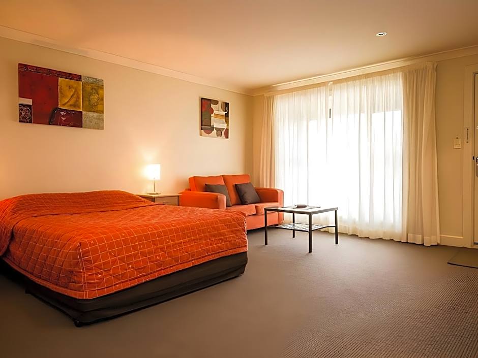 Photo 1 of 6 of Deluxe 1 Queen Bed
