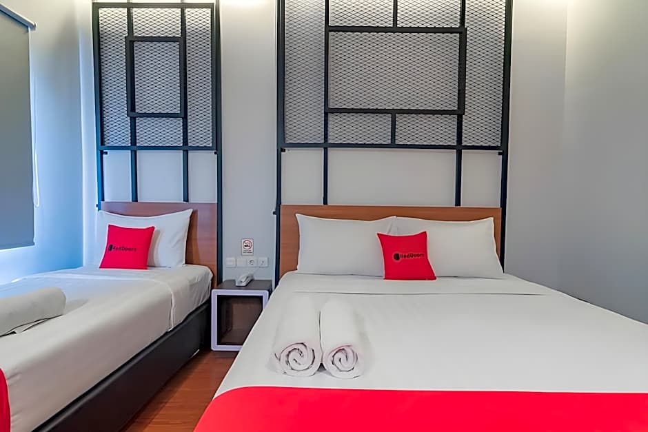 RedDoorz Plus @ Doorman Guest House