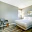 Roomy Top Floor at Stampede w Free Parking and AC