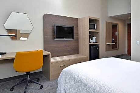 Standard Queen Room with Communications Accessible Roll-In Shower