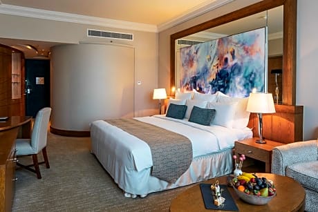 1 King Bed Non-Smoking Platinum Room Air-Conditioned Wi-Fi