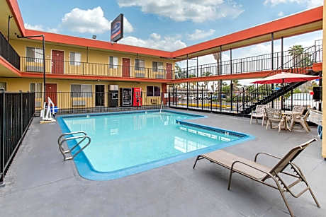 Howard Johnson Suites by Wyndham San Diego Chula Vista/BayFt