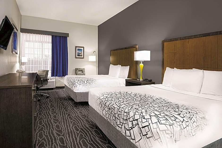 La Quinta Inn & Suites by Wyndham Mercedes Outlet Mall