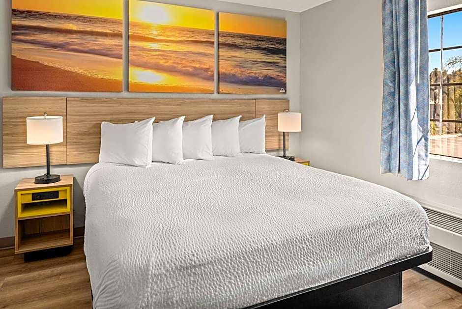 Days Inn & Suites by Wyndham Artesia