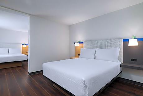 Premium Queen Room with Three Queen Beds