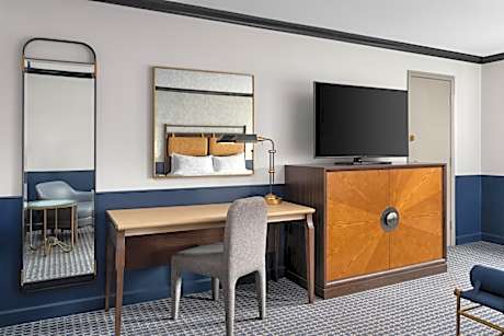 Superior King Room with Wet Bar Sink