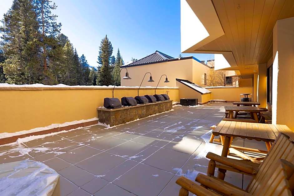 NEW! Marriott Slope View Ski in Ski out Luxury Studio Sleeps 4 Full kitchen, Amenities & Fee Parking
