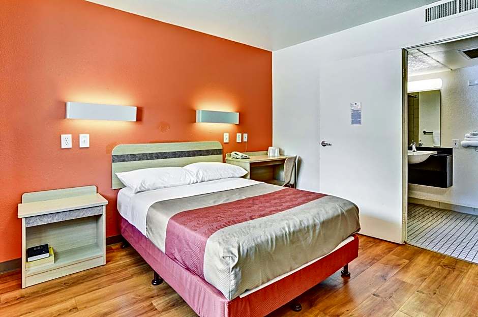 Motel 6 Pittsburgh - Crafton