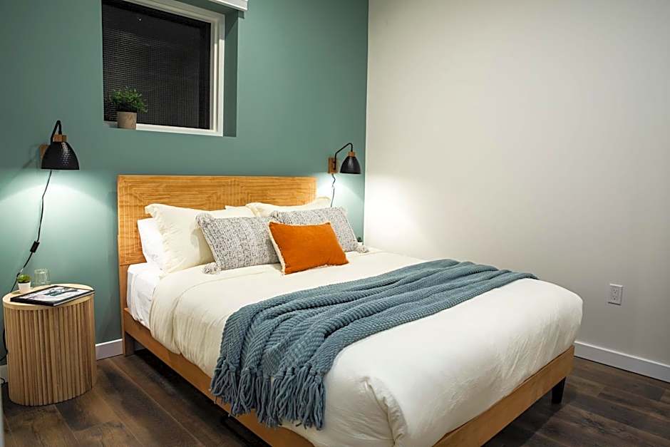 The Stellar Condo - Cozy 2 Bedroom with Hot Tub