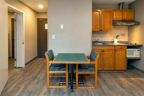 Efficiency Queen Room - Non Smoking - Non Pet Friendly