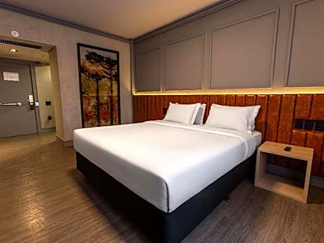 Premium Luxury Queen Room