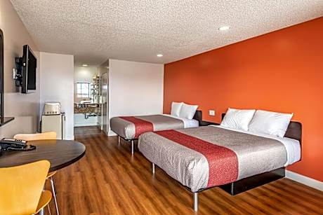 Queen Room with Two Queen Beds with Micro Fridge and Jacuzzi - Non-Smoking