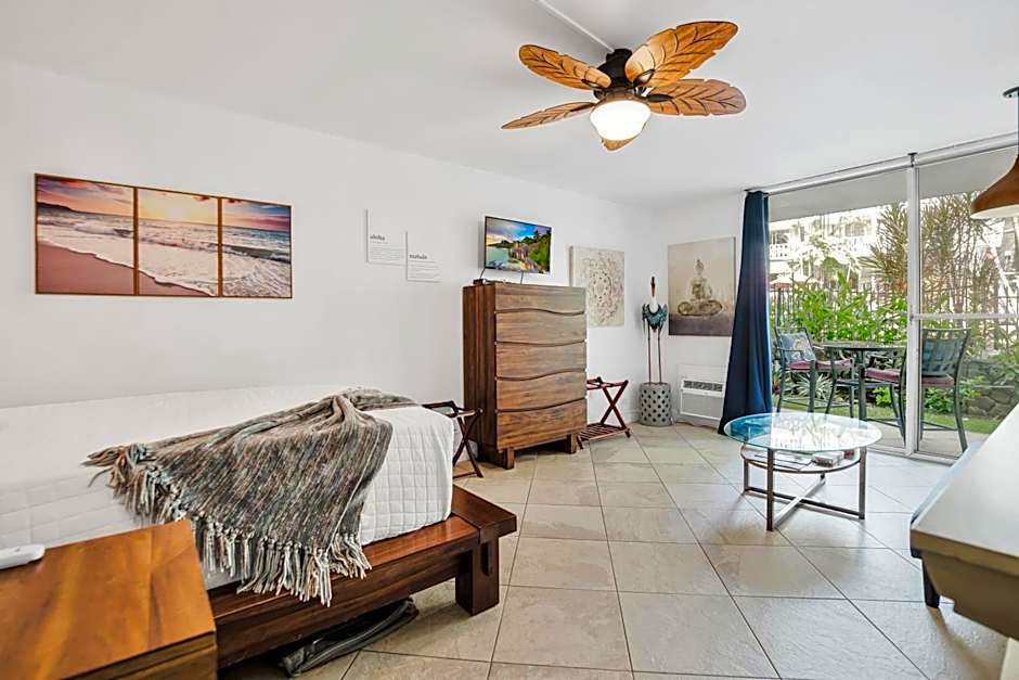 Kona Islander Inn - Prime Downtown Location with Hot Tub, Pool & Beach