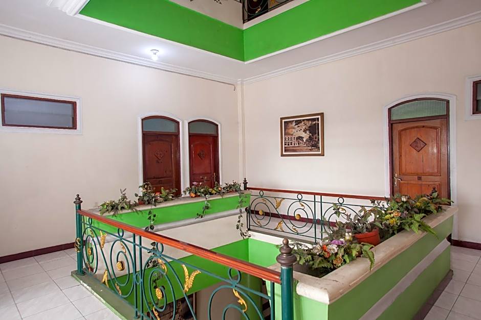 RedDoorz @ Genteng Surabaya 2