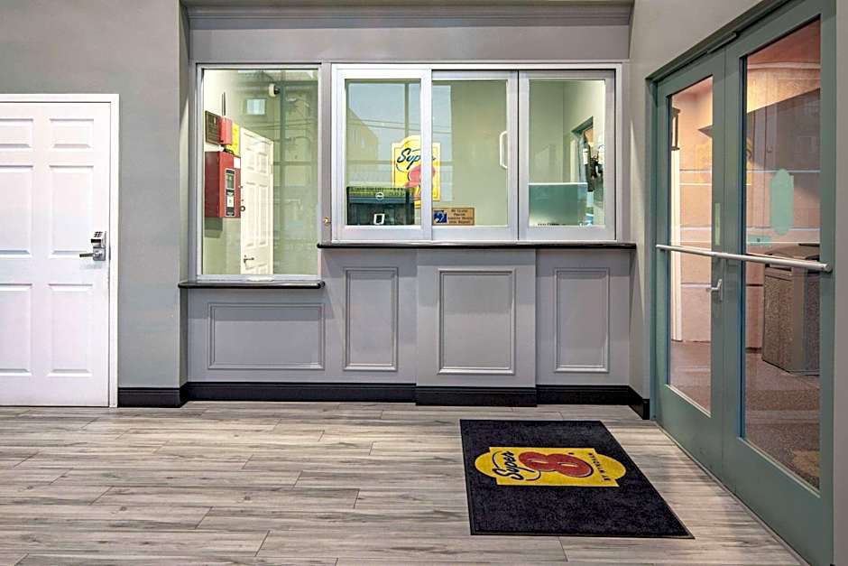 Super 8 by Wyndham North Hollywood