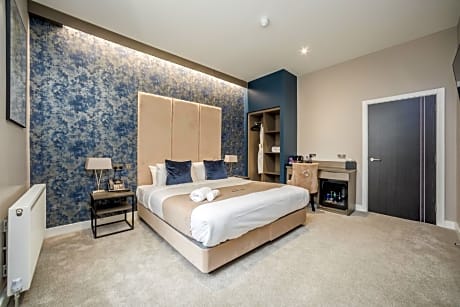 King-Ensuite with Shower