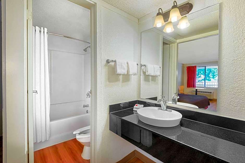 Travelodge by Wyndham Essington / Philadelphia Airport