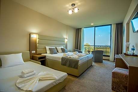 Family Room (2 Adults + 2 Children)