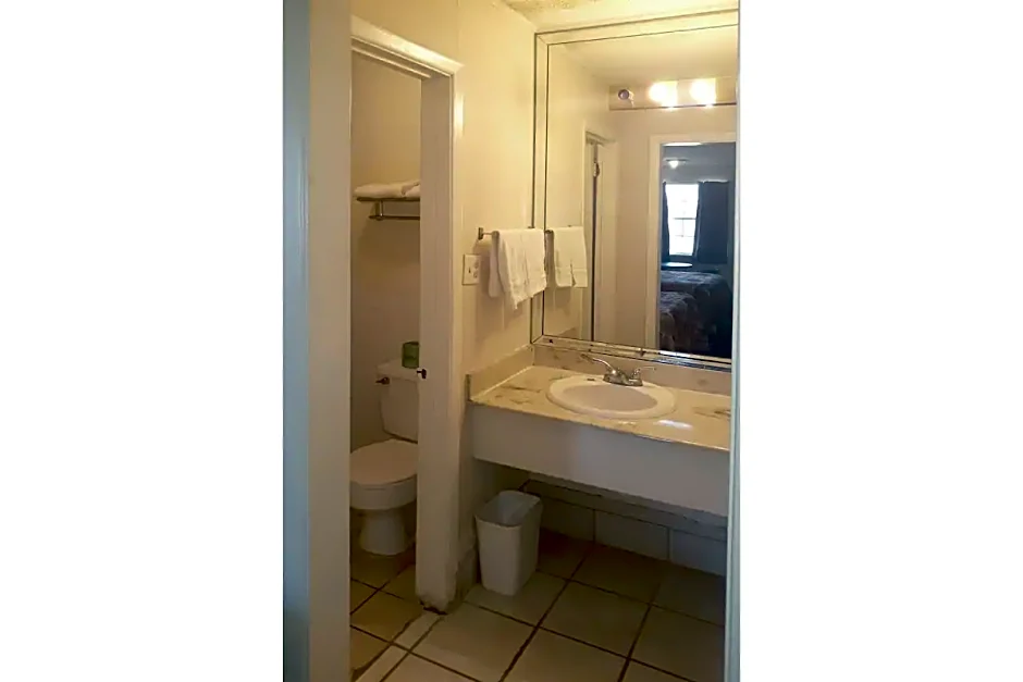 Rest Inn - Extended Stay, I-40 Airport, Wedding & Event Center