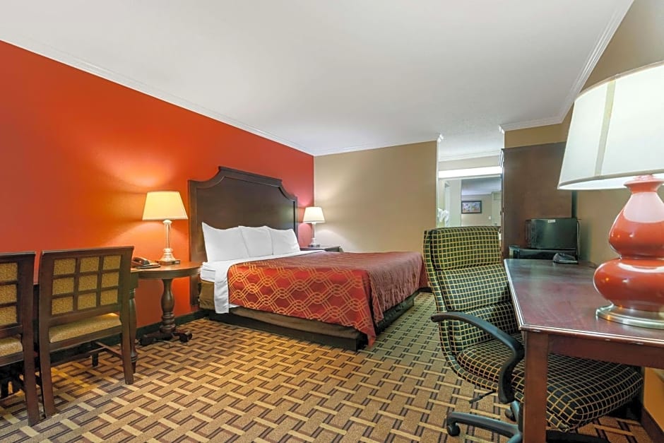 Econo Lodge Near Fort Stewart, Bar, Restaurant, Laundry Facility